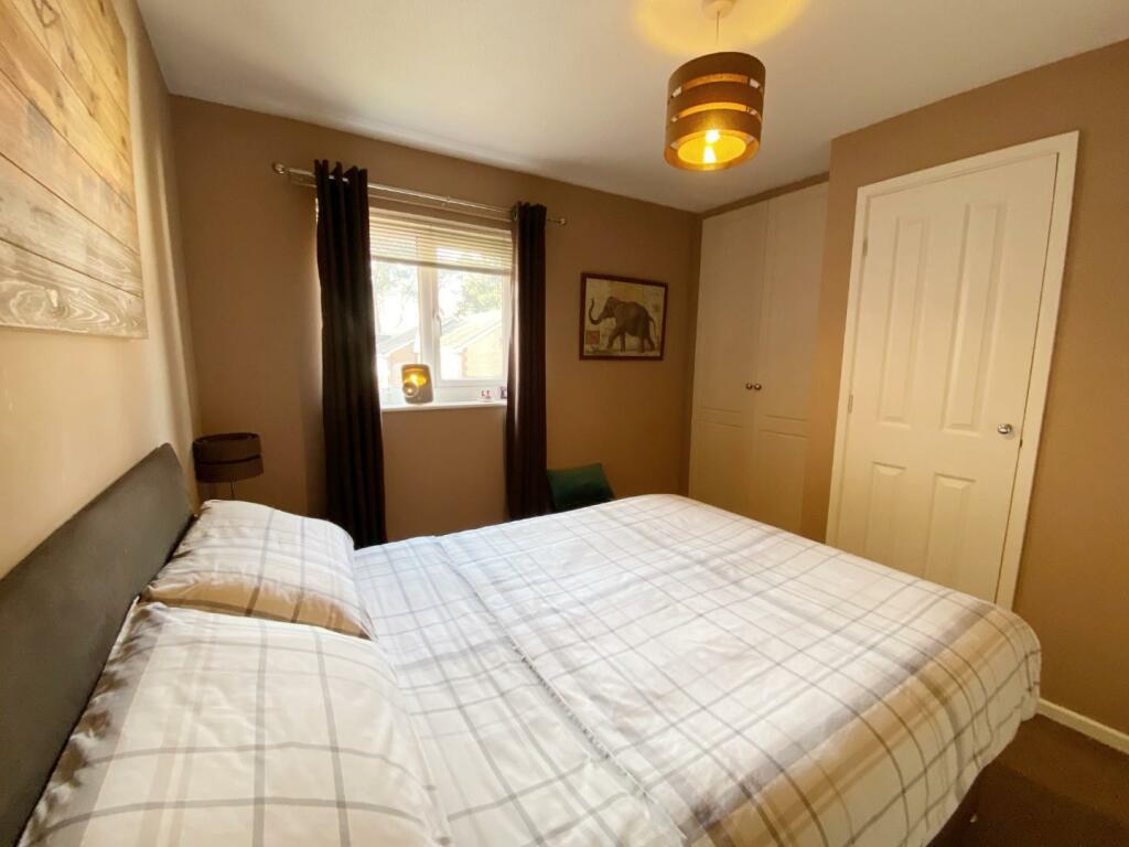 Bedroom 1 pic 3.jpg