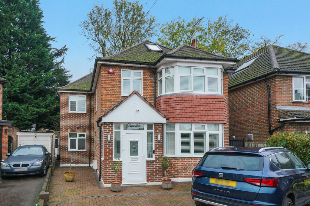 7 Woodstead Grove...