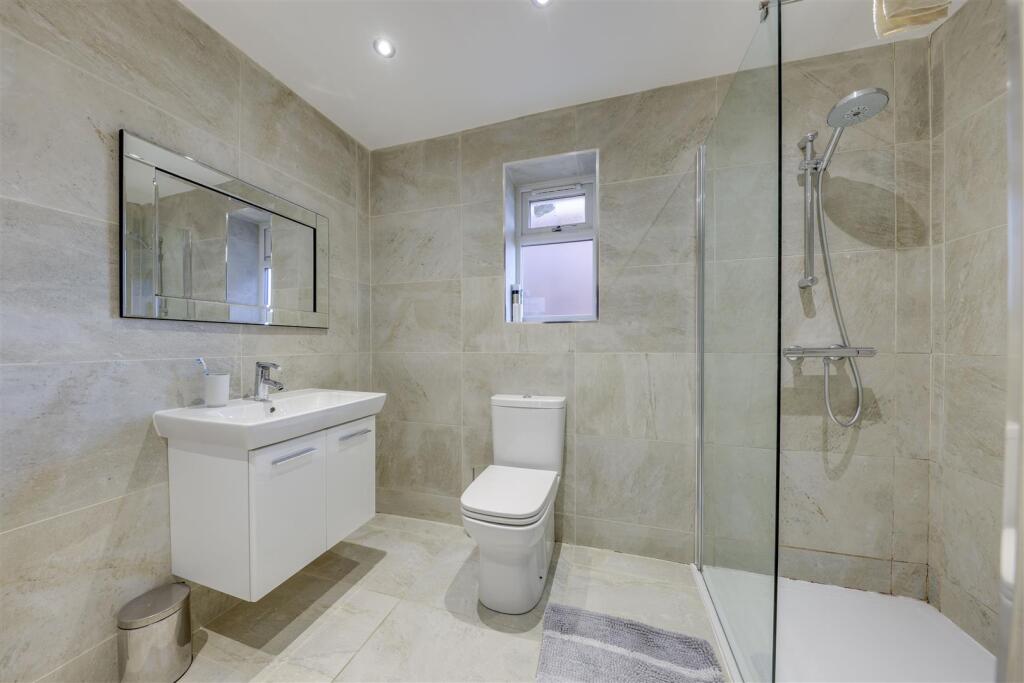 Jack &amp; Jill Shower Room 2