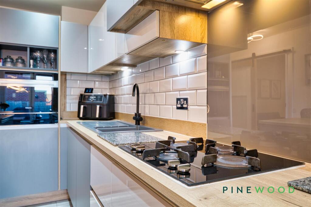 KITCHEN / DINING ROOM