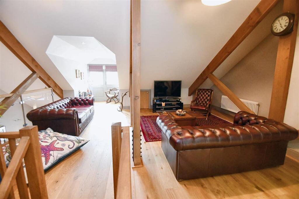 LARGE SITTING ROOM