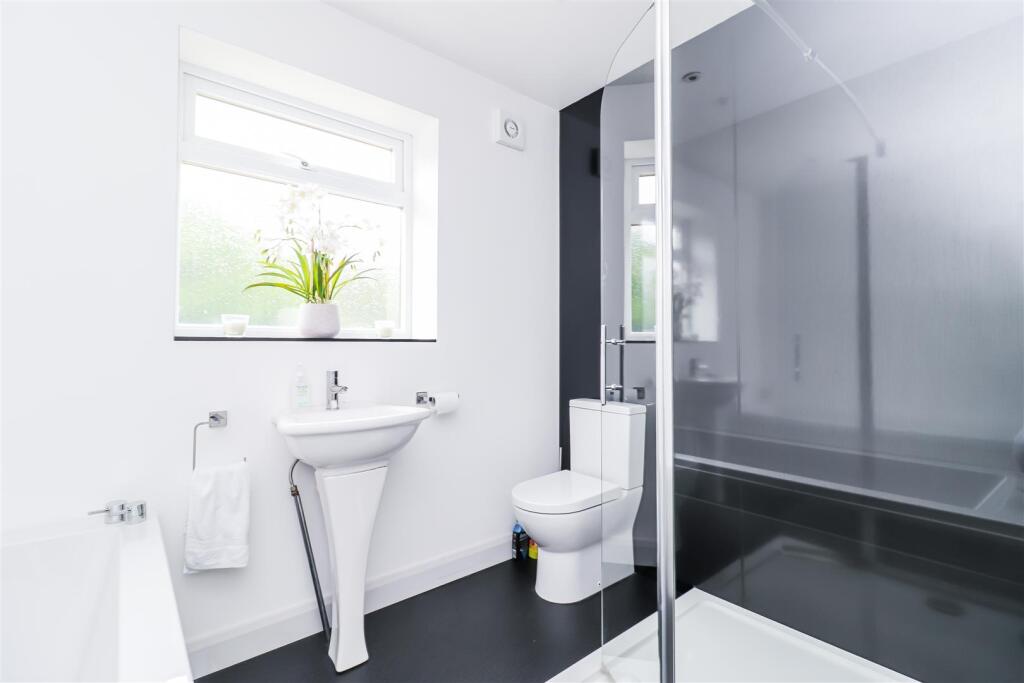 BATHROOM/W.C.