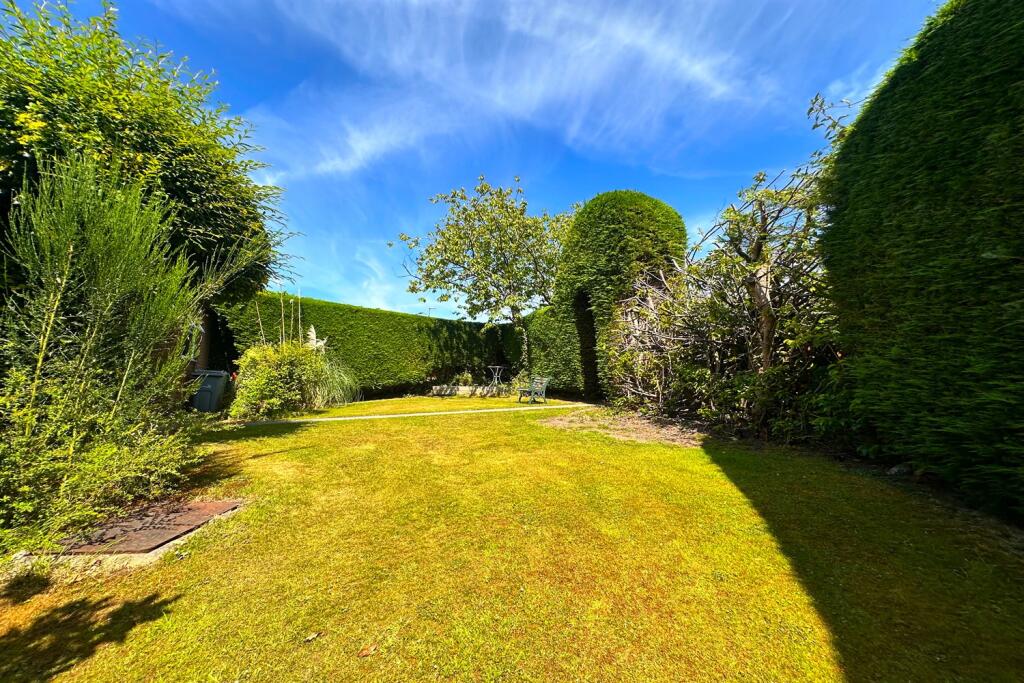 FRONT GARDEN
