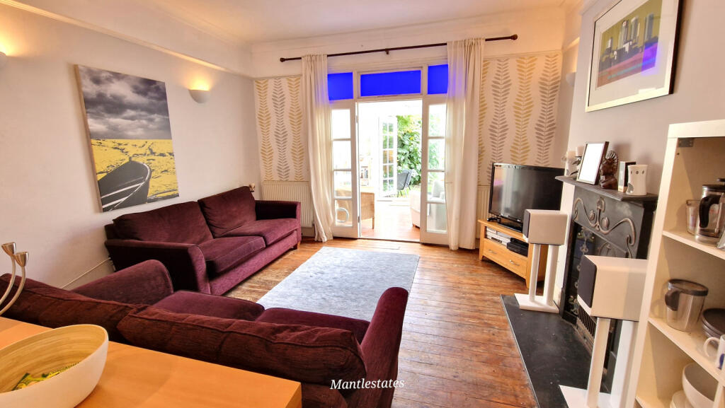 LOUNGE AREA