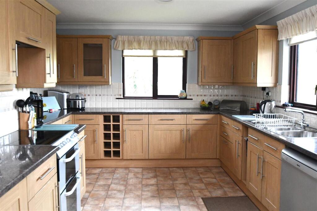 KITCHEN/BREAKFAST