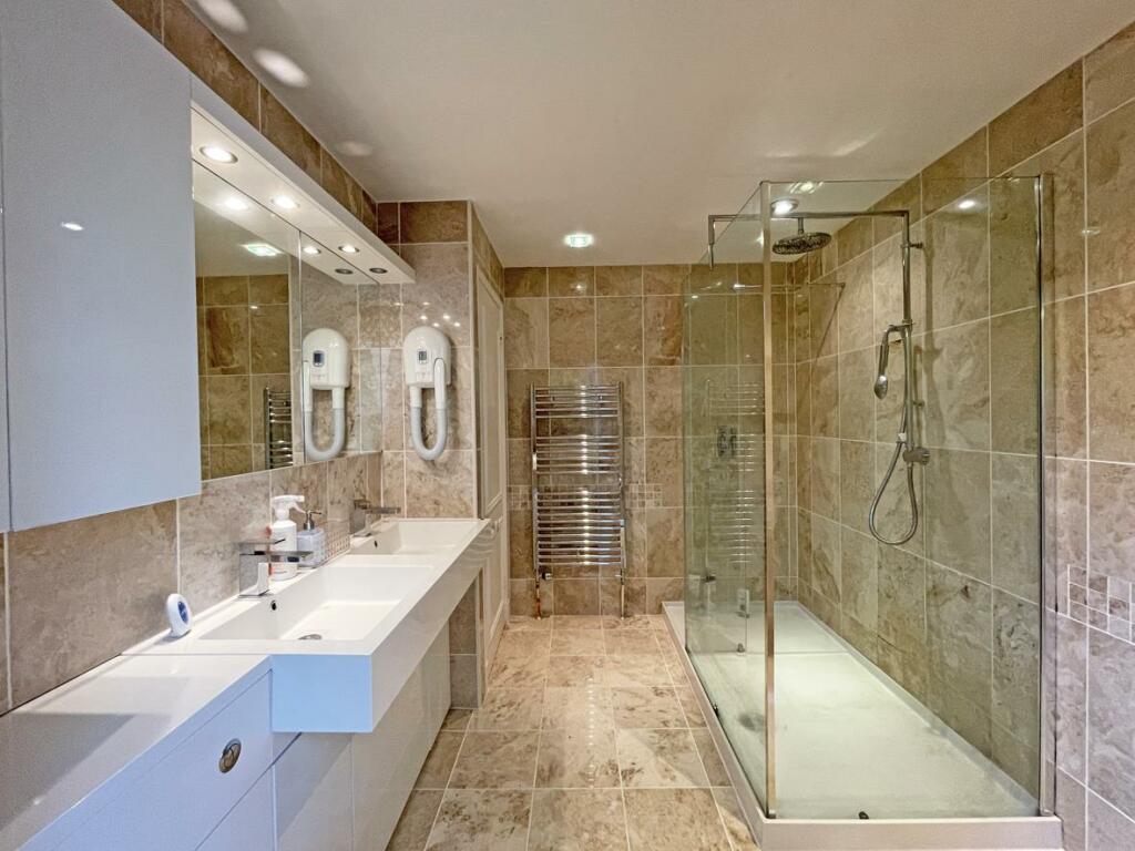 Wood Park 6 Family Bathroom 1.jpg