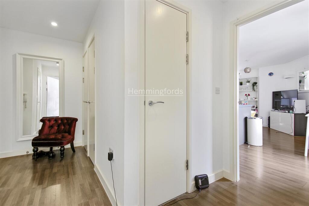 05-76731 - AM - 65, Dance Square London, EC1V 3AJ-