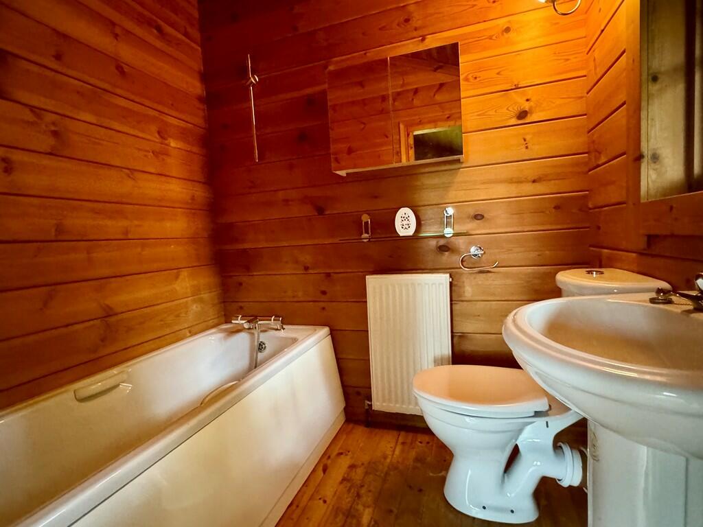 log cabin bathroo...