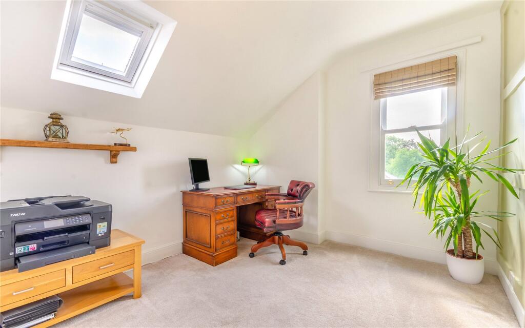 Bedroom / Study
