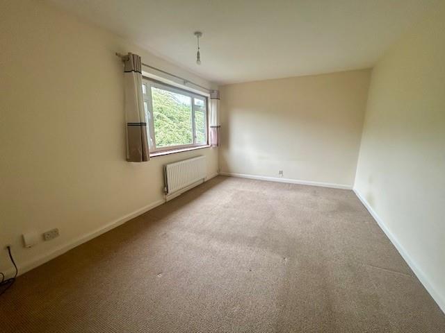 13 The Fairway bedrom 3.jpg