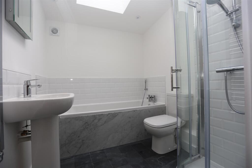 2 Palace Mews bath.JPG