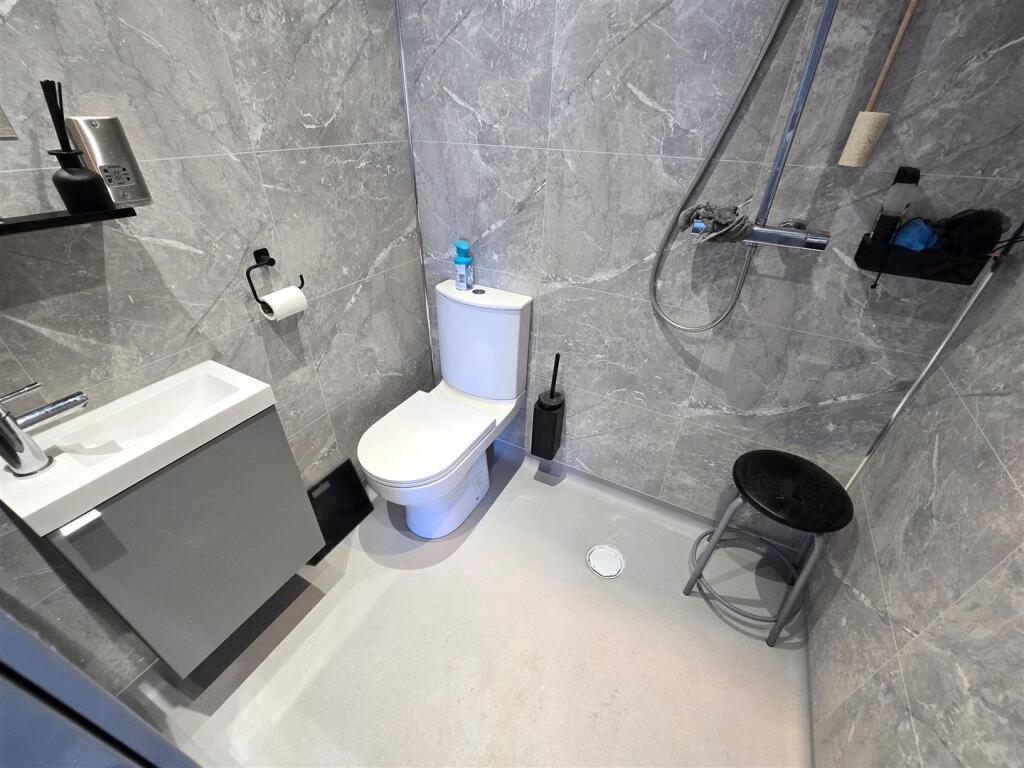 Annexe Shower Room