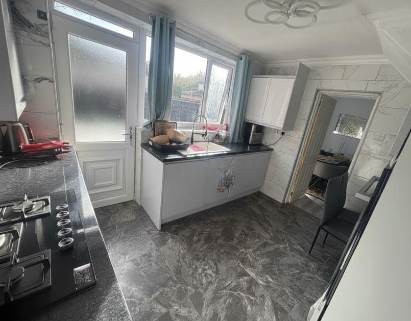Kitchen 2.JPG