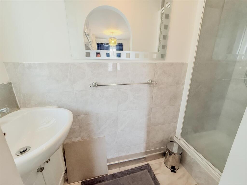 EN-SUITE SHOWER ROOM