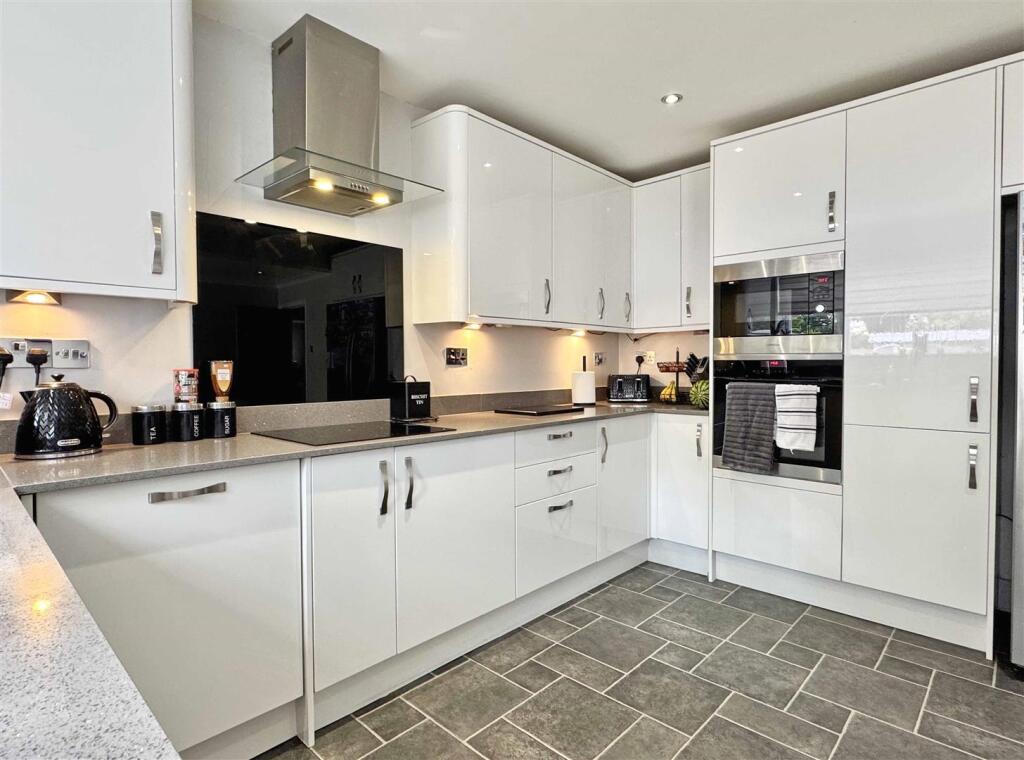 Kitchen b.jpg