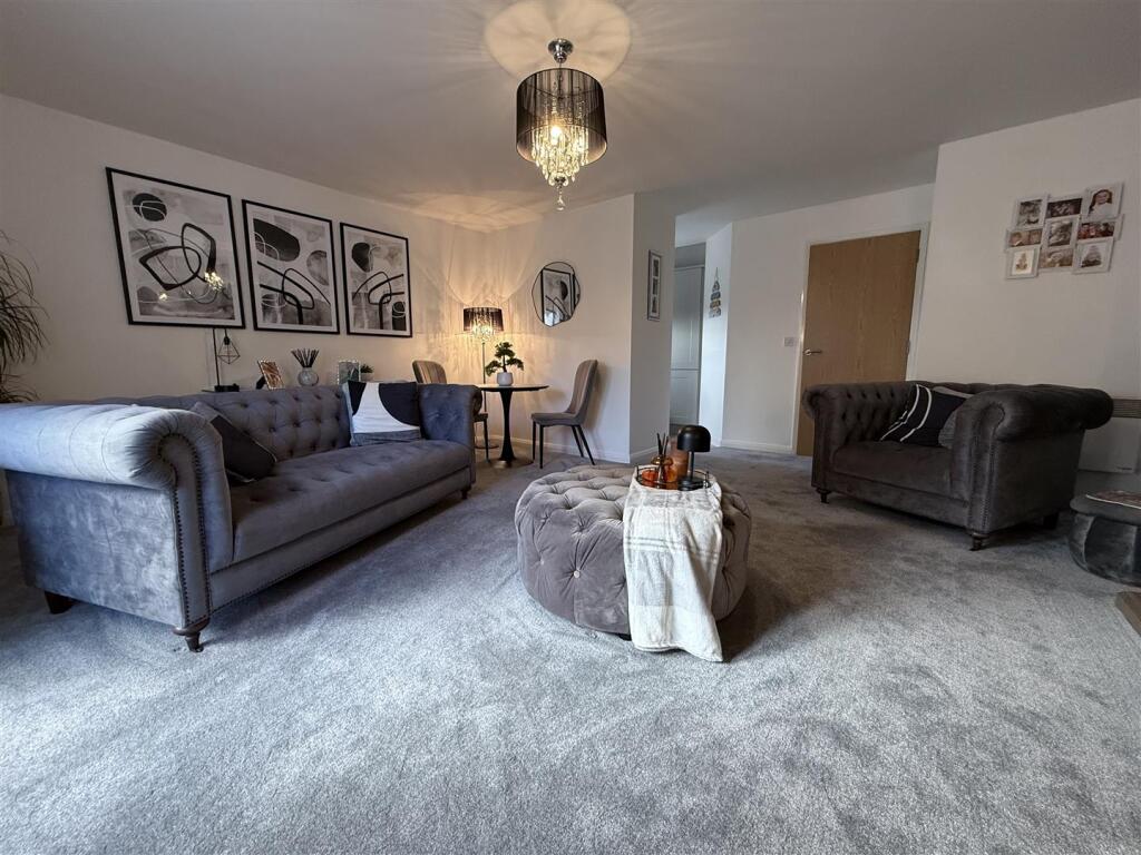 LOUNGE &amp; DINING AREA