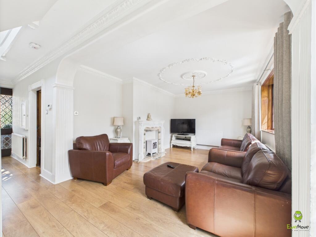 CAM03779G0-PR0258-STILL006