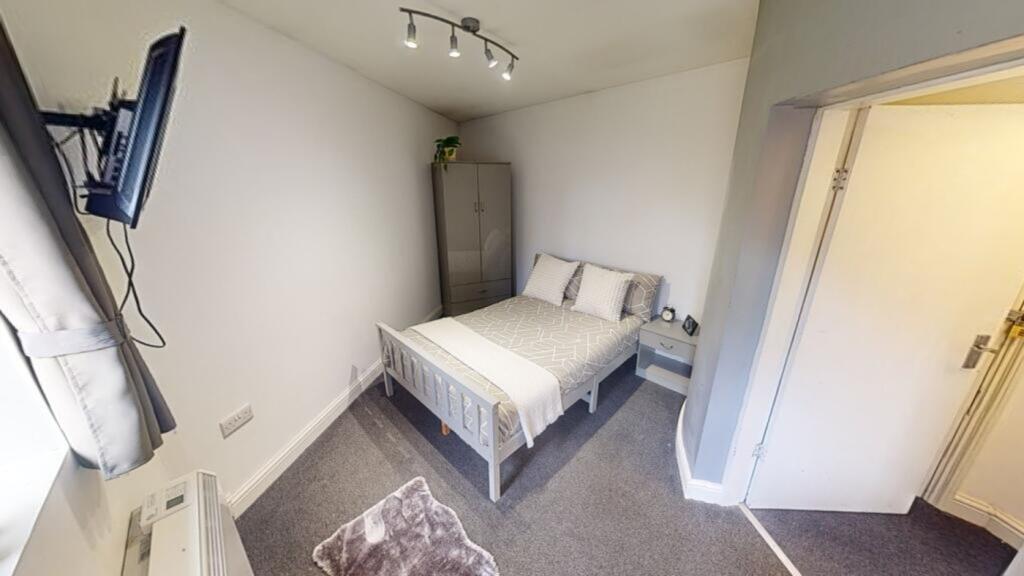 A bright and tidy double bedroom, perfect for s...