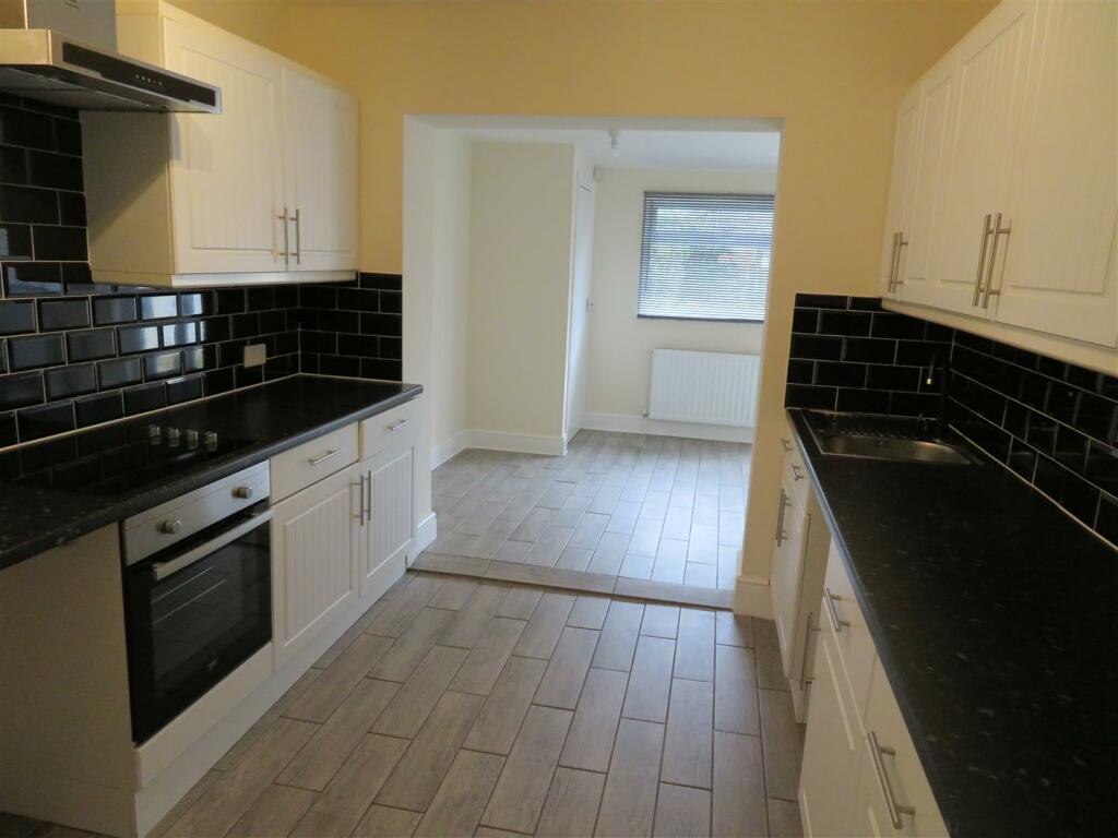 40 Park Ln Kitch2.JPG