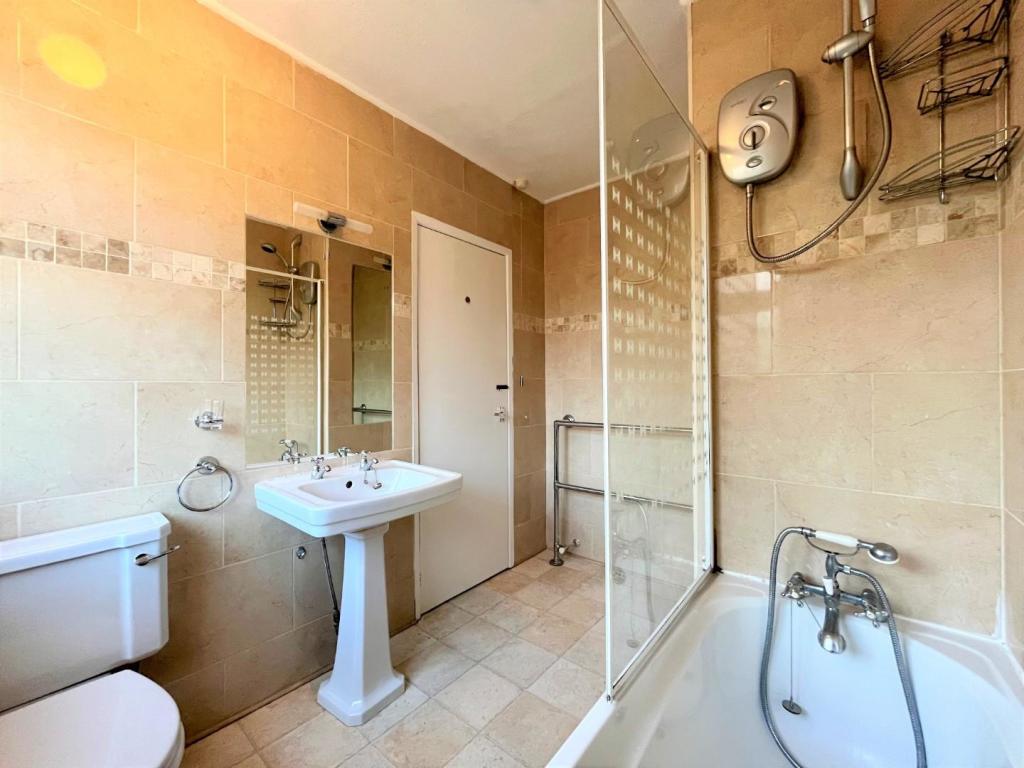 Family Bathroom Aspect 2