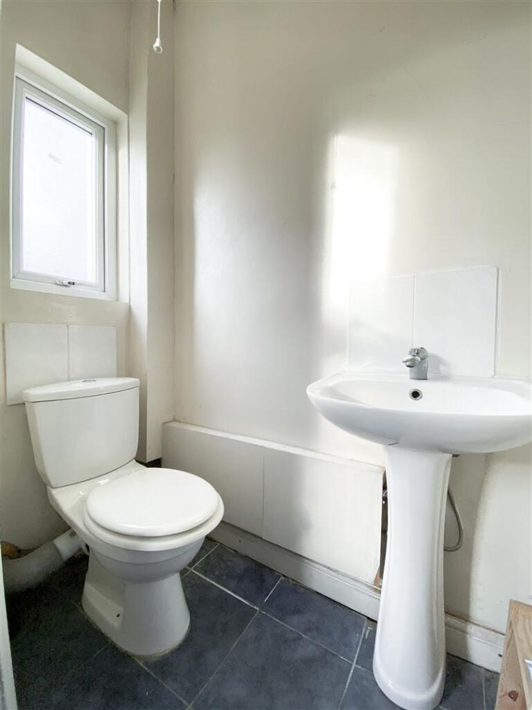 Bedroom 2 Ensuite.jpg