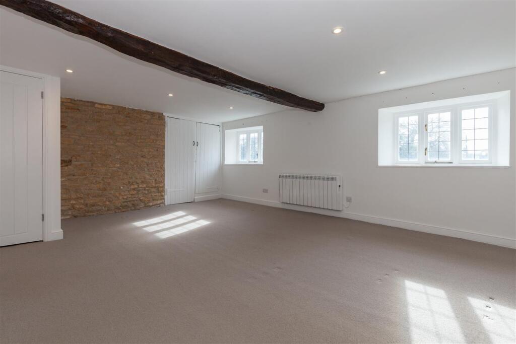 Master Bedroom 1.jpg