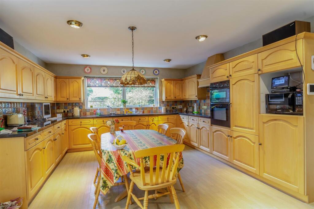8639206-interior30.jpg