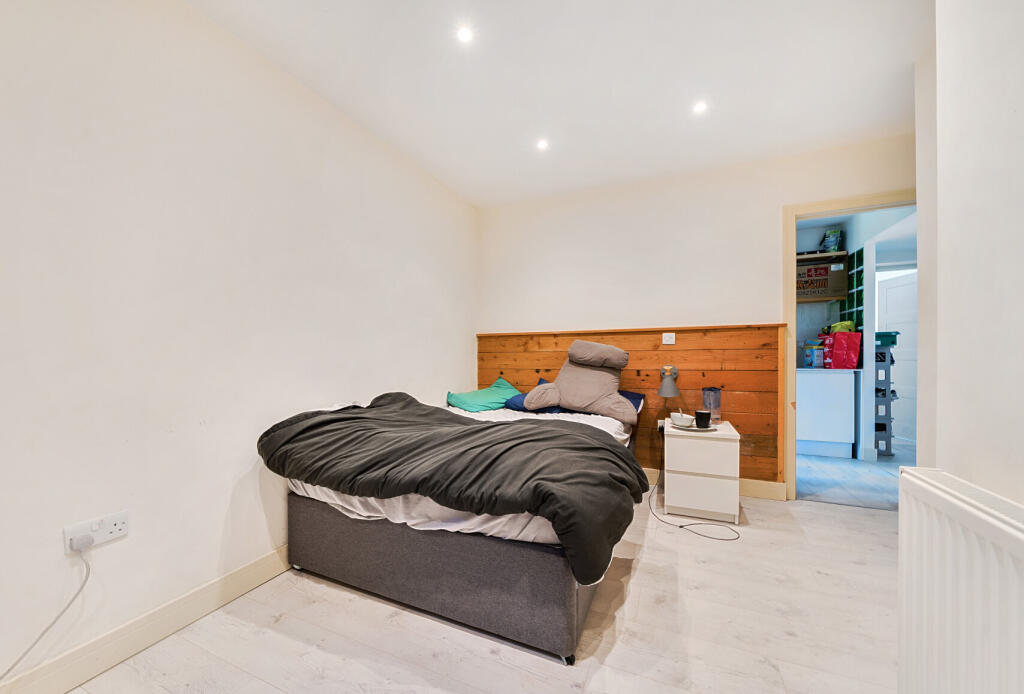 1303874-9-68553cd...