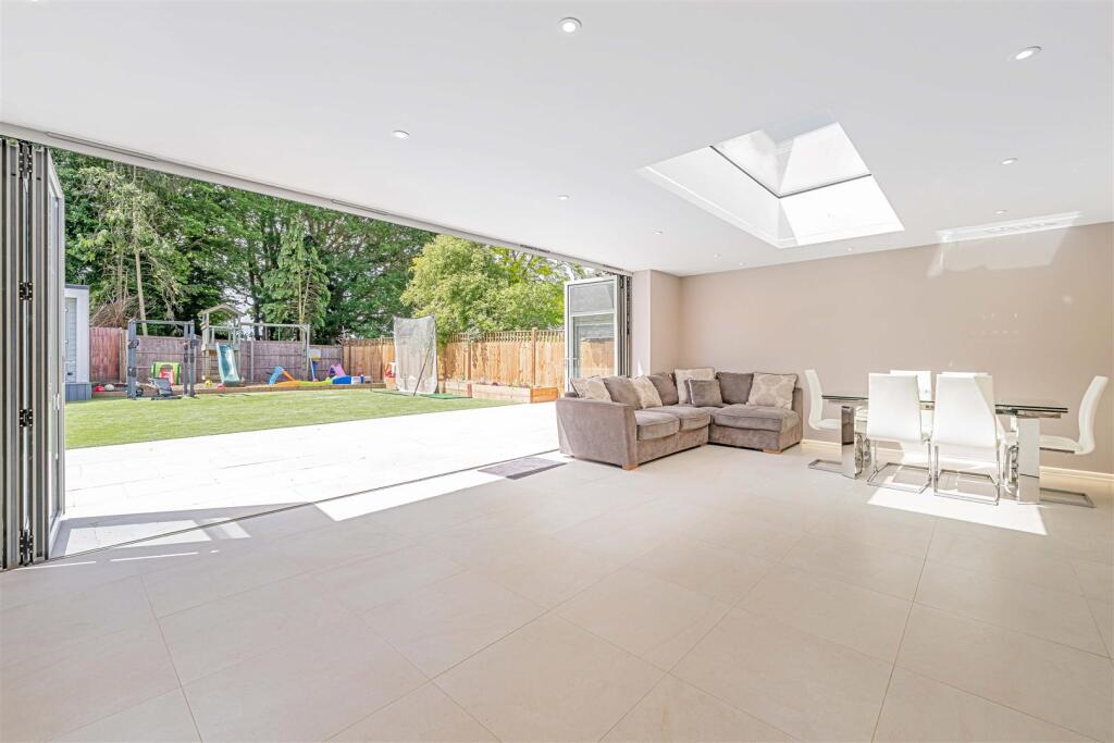 8 Devitt Close, ASHTEAD, KT21_LOW RES8.jpg