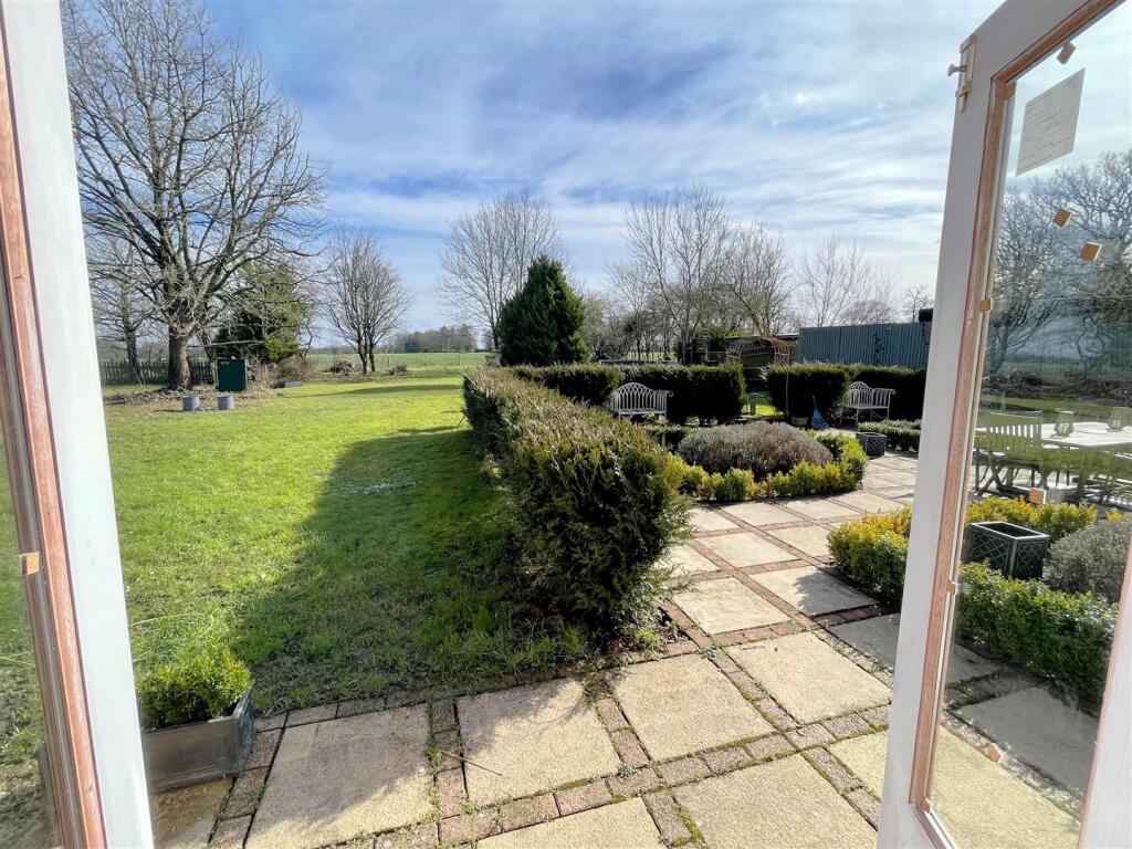 Garden Room - Grd 2.JPG