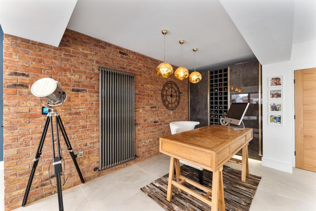 Versatile Kitchen, Living Space &amp; Home Office
