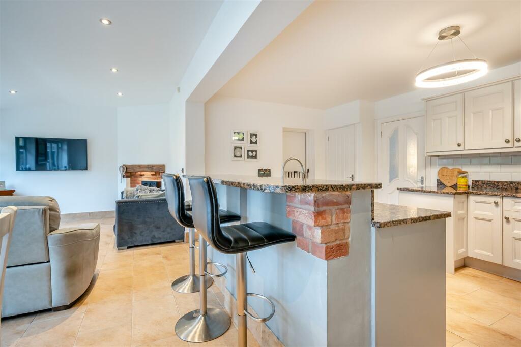 8627610-interior17.jpg