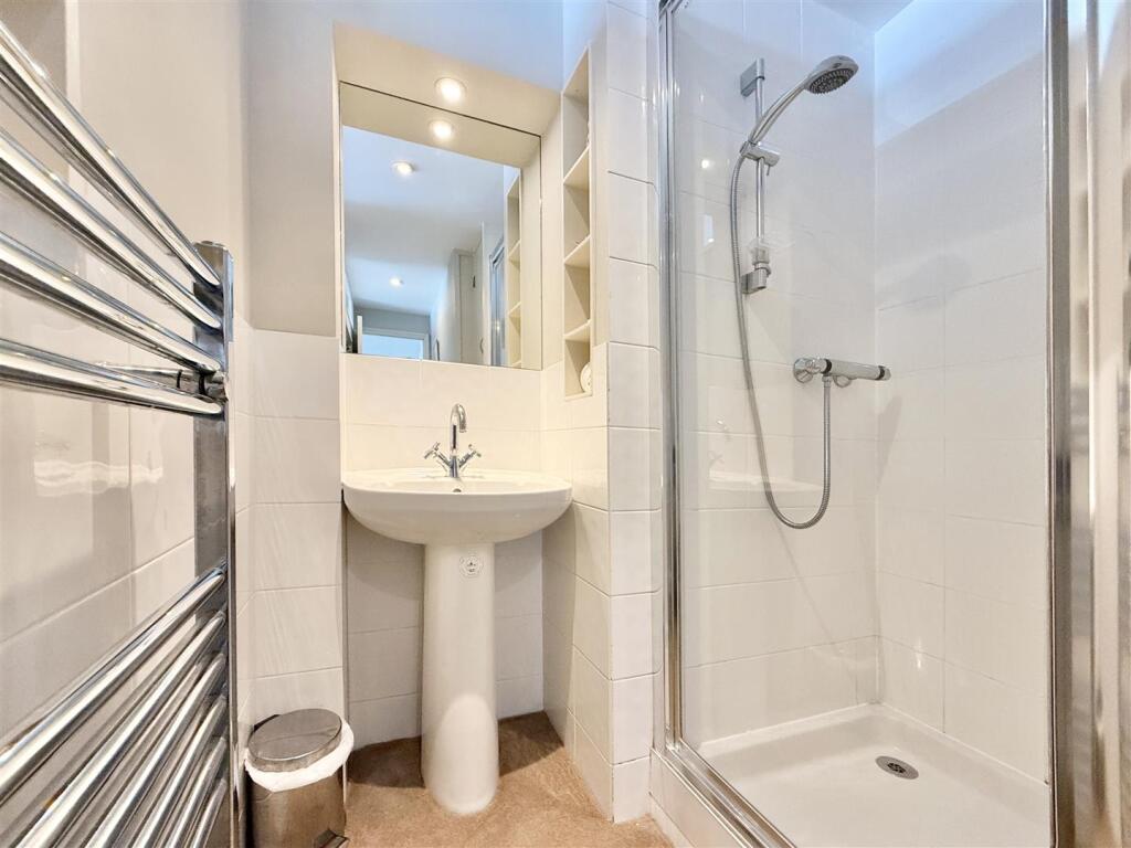 Four Seas - Shower Room.jpg