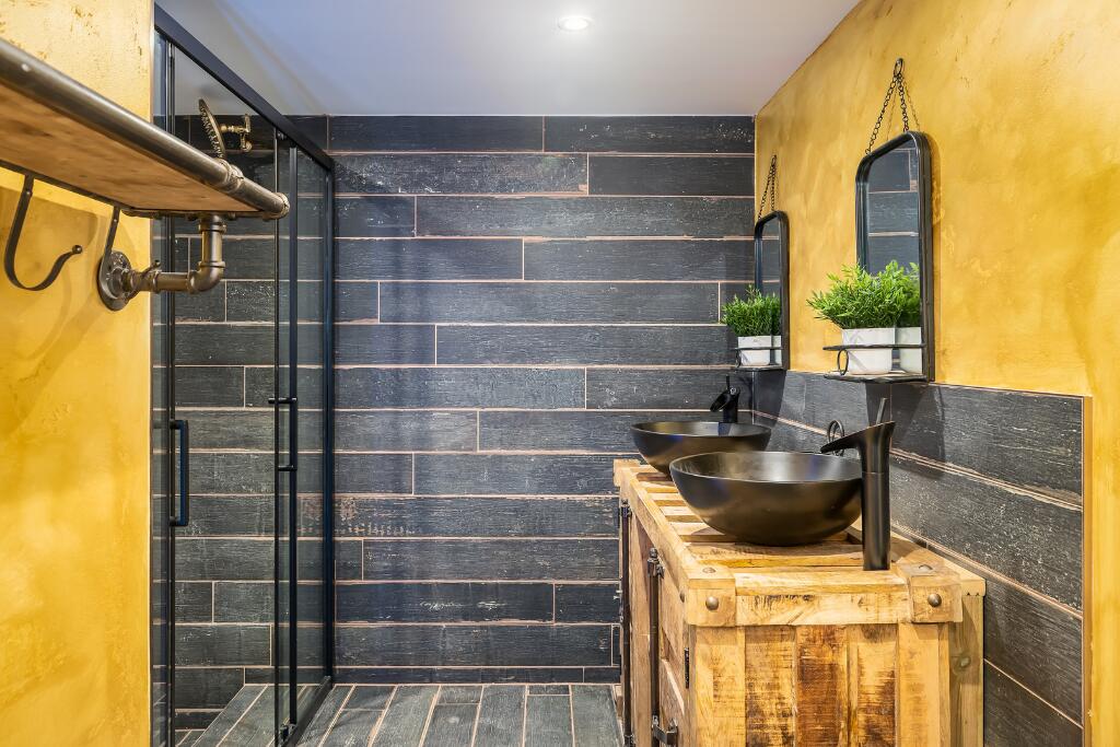 En-suite to Master bedroom
