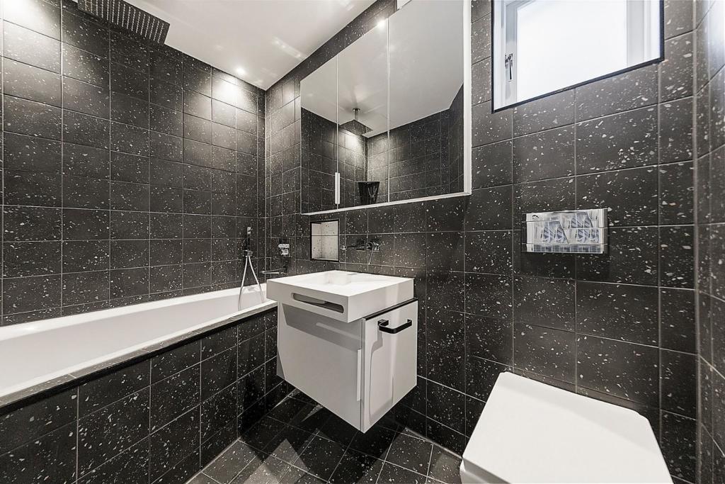 Bathroom (1).jpg