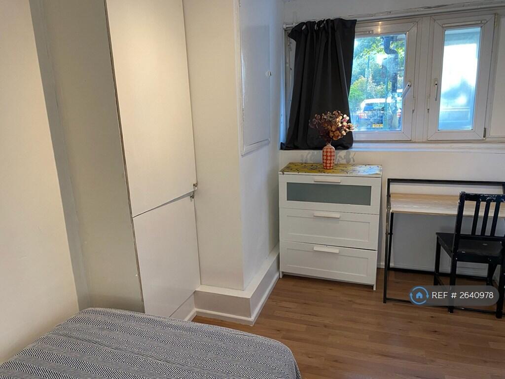 Bedroom 1: £775