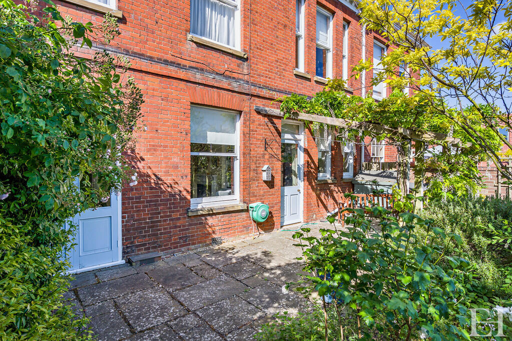 8647635-exteriorW...