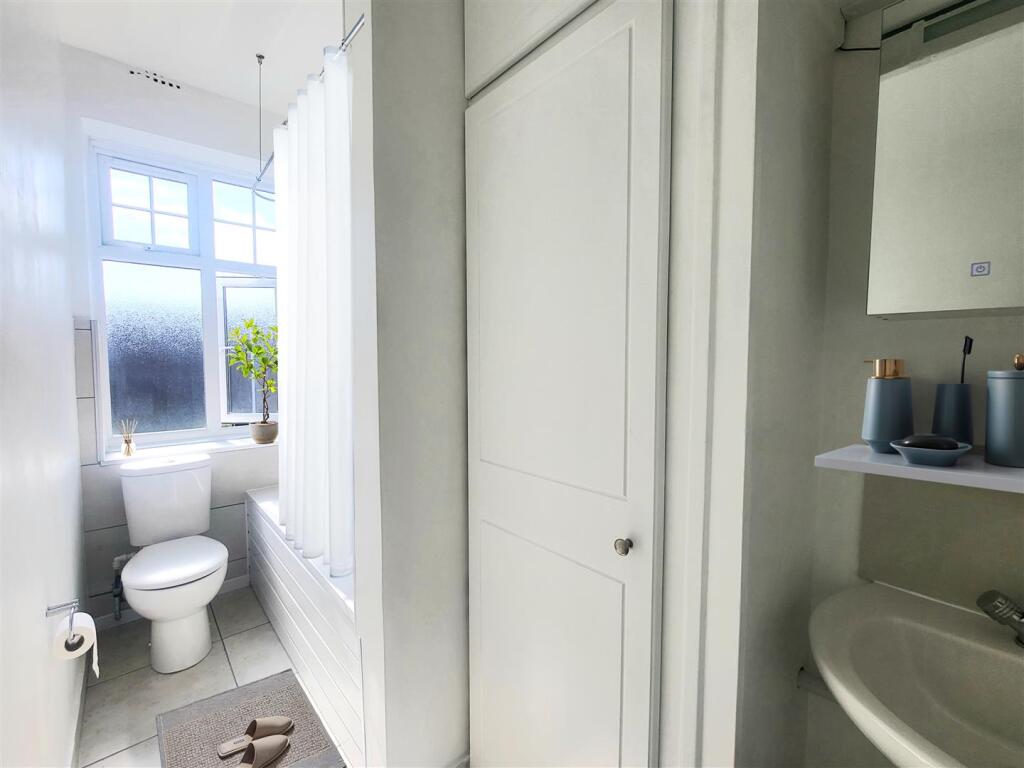 75HC bathroom.jpg