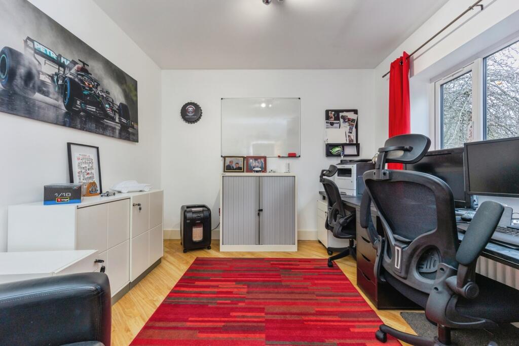 Bedroom 5 / Office