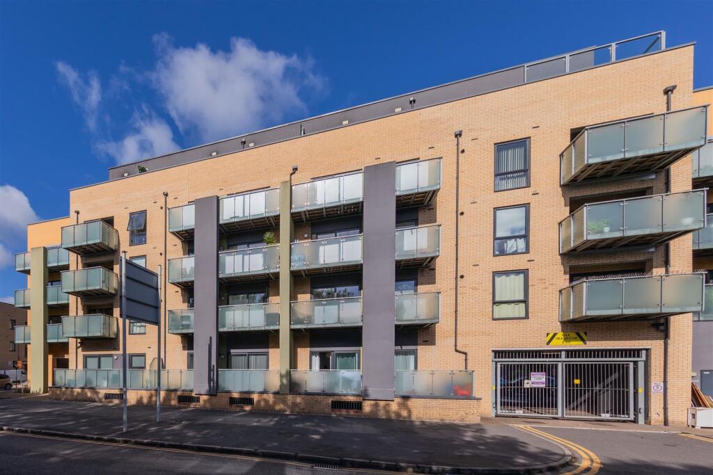 Chigwell Road, E18