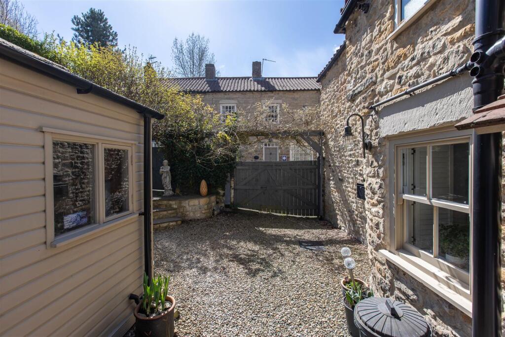 Honeystone Cottage External-1.jpg