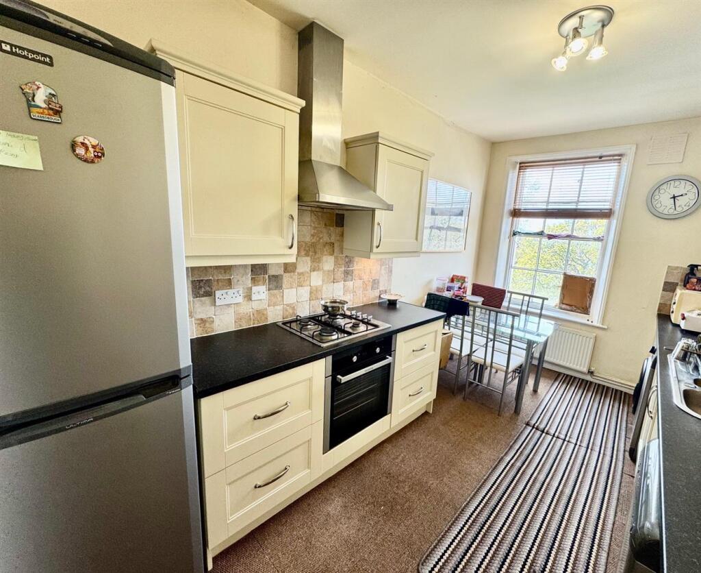 Kitchen 2.jpg