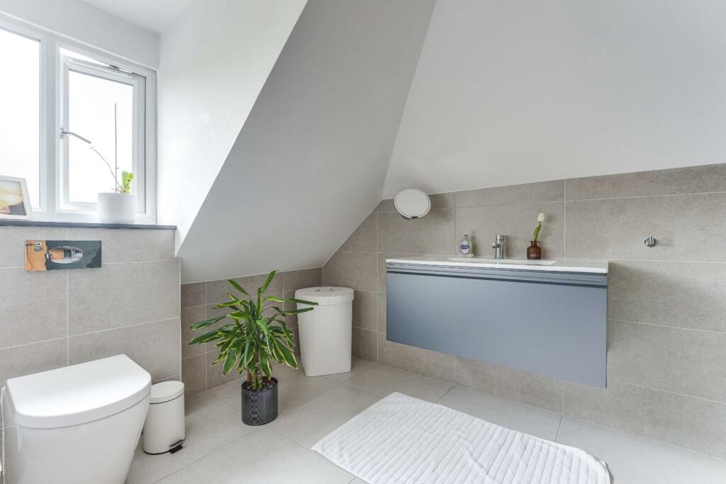 Master ensuite.jpg