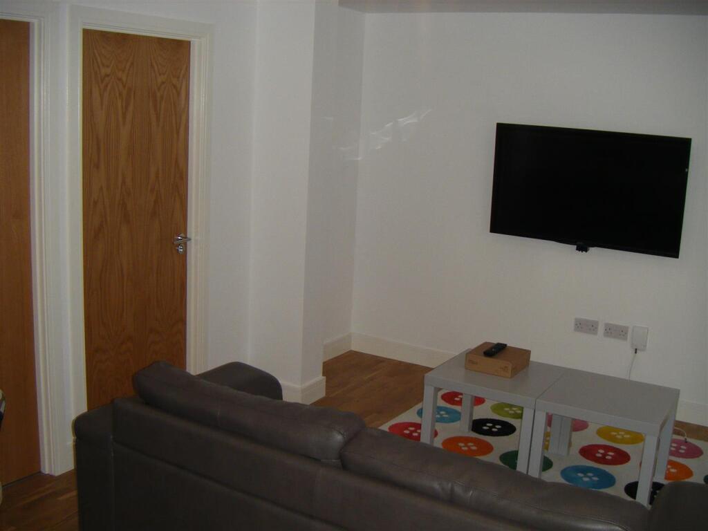 Flat 1 24 Kilbourn St (44).JPG