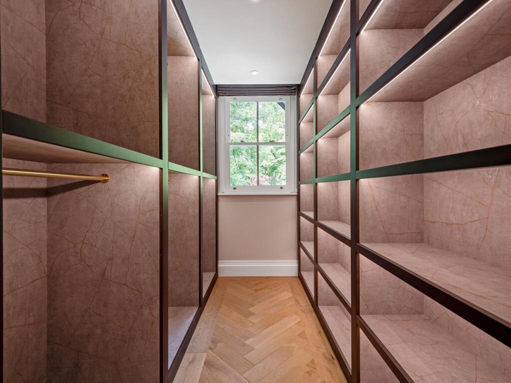 Walk-In-Wardrobe