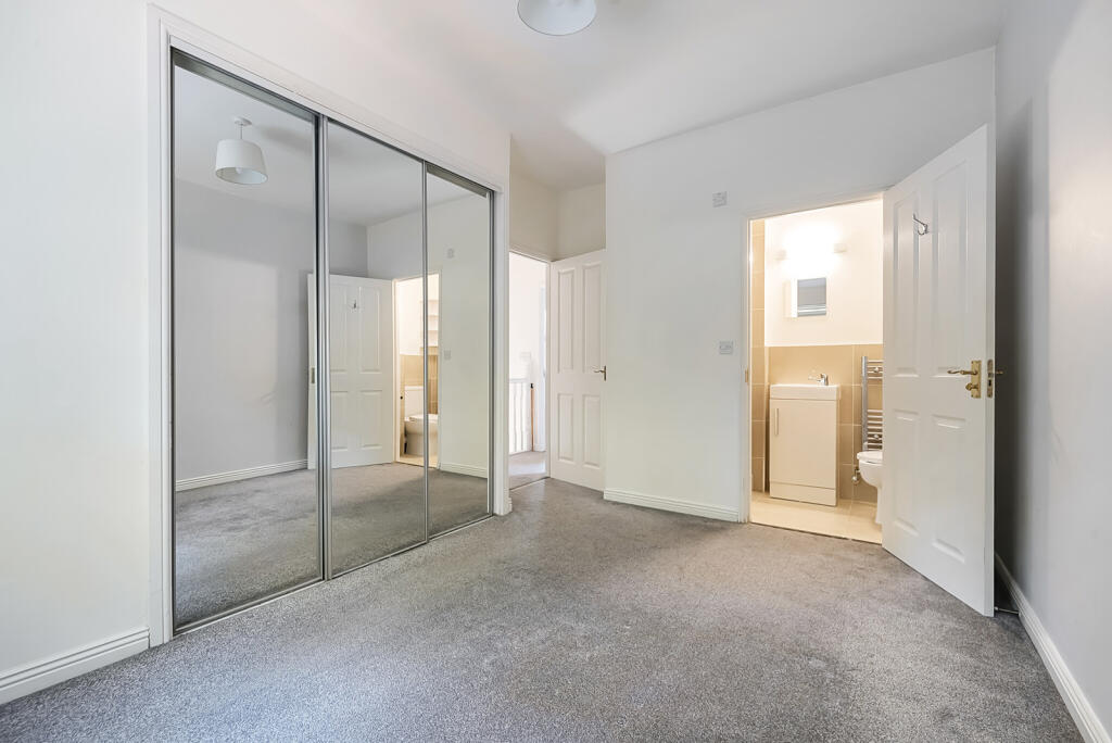 1339739-5-689b4e4...