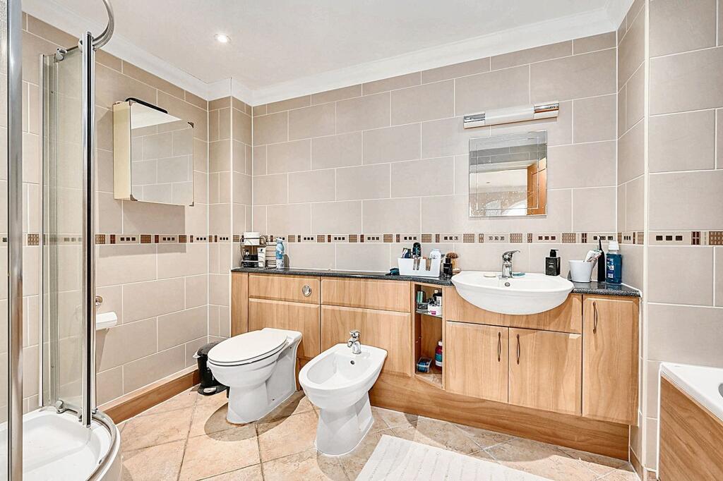 Master En-suite Bathroom