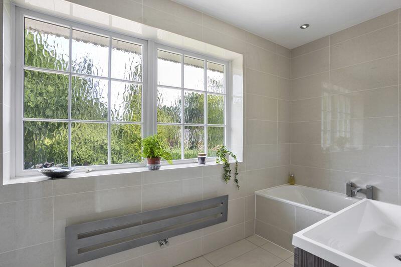 Guest bathroom suite
