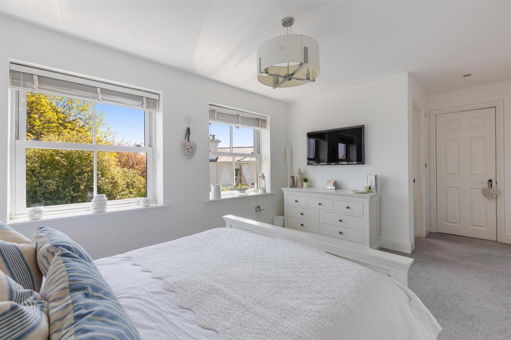 A26 - The Hamptons, Torquay - 250429.jpg