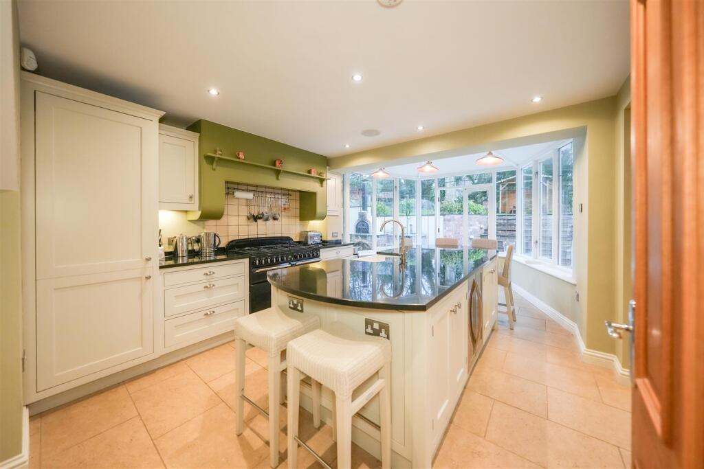 BREAKFASTING KITCHEN